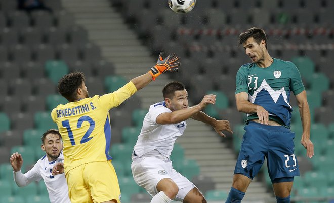 Nemanja Mitrović je takole dosegel svoj prvi gol za slovensko reprezentanco. FOTO: Blaž Samec/Delo