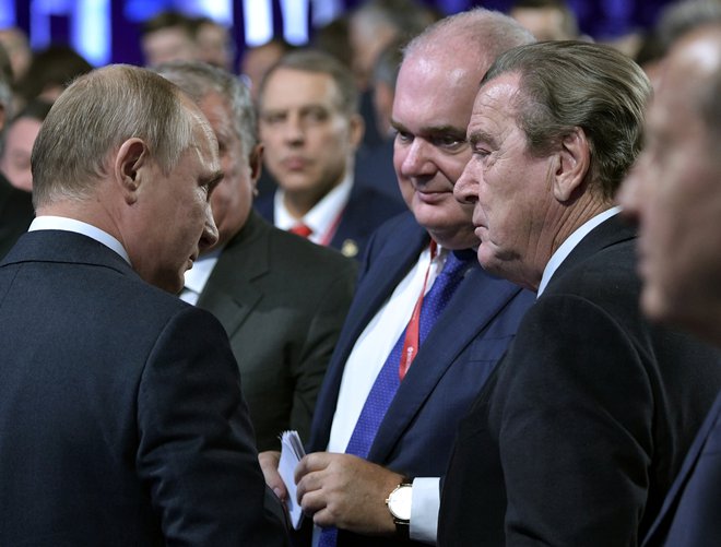 Ruski predsednik Vladimir Putin in Gerhard Schröder sta v dobrih &shy;odnosih od takrat, ko je Schröder vodil Nemčijo. FOTO: Reuters
