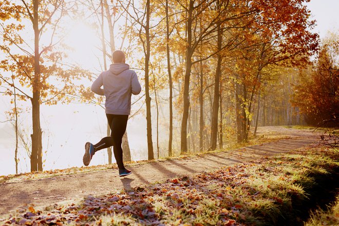 Presnova in največja aerobna sposobnost s starostjo sicer upadata, vendar ohranjanje aktivnosti s kombinacijo aerobnih treningov in treninga moči lahko zmanjša tako nazadovanje. FOTO: Shutterstock