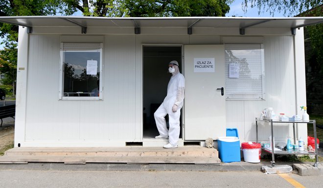 Točka za testiranje okužb v Zagrebu. Dosedanji rekord okužb na Hrvaškem je bil&nbsp;369 s 3. septembra. FOTO: Denis Lovrović/AFP