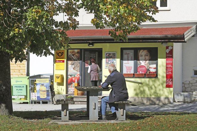 Na Jezerskem imajo pogodbeno pošto v sklopu trgovine. FOTO: Leon Vidic/Delo