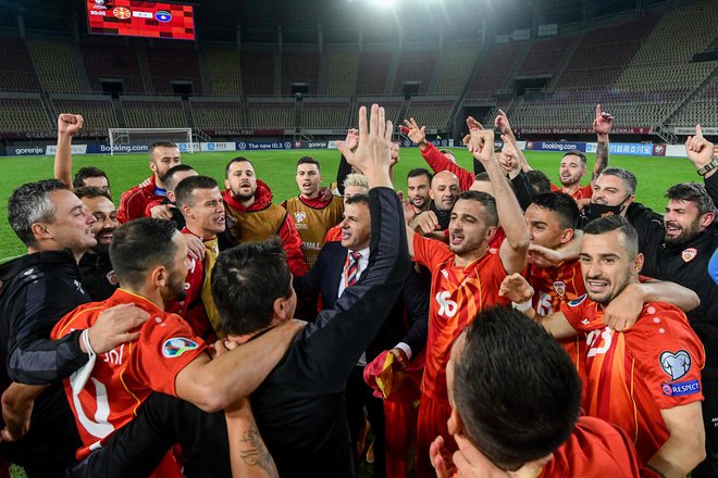 Makedonski selektor Igor Angelovski se je po zmagi nad Kosovom prepustil veselju skupaj z igralci. FOTO: Robert Atanasovski/AFP