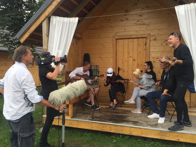 Ekipa je zvečer snemala oddajo, čez dan pa je spremljala glasbenike, ko so vadili pesmi za večerni nastop pred eno od hišk, kjer so bili nastanjeni. FOTO: Tv3