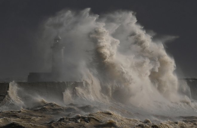 Veliki val občutka krivde. FOTO: Toby Melville/Reuters