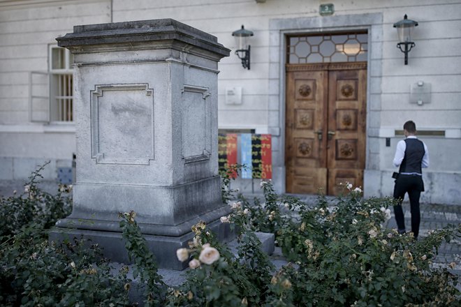 Prazen podstavek priča o širši praznini in kliče po razmisleku, kaj je smiselno postaviti nanj danes. Foto Blaž Samec