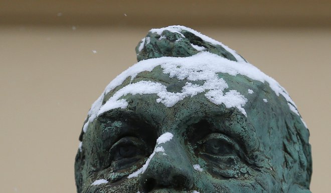 Kip Alfreda Nobela pred norveškim Nobelovim inštitutom v Oslu.&nbsp; FOTO: Reuters