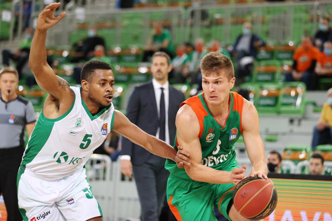 Košarkarji Krke in Cedevita Olimpije bodo prisilno počivali do torka. FOTO: ABA