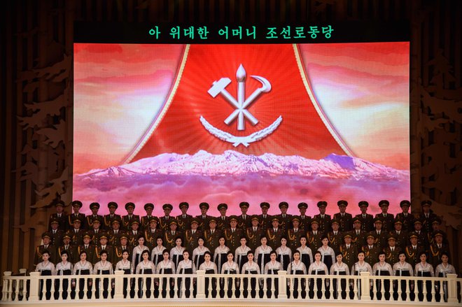 Koncert orkestra Samdžijon je del praznovanja 75. rojstnega dne vodilne severnokorejske Delavske stranke, katerega vrhunec bo vojaška parada. FOTO: Kim Won Jin/AFP