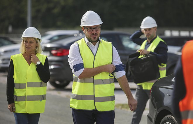 Jernej Vrtovec napoveduje obnovo cest, saj jih je 40 odstotkov v slabem stanju. Foto Jože Suhadolnik