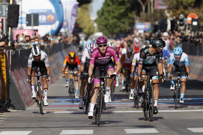 Arnaud Demare je še enkrat ubranil rožnato majico. FOTO: Luca Bettini/AFP