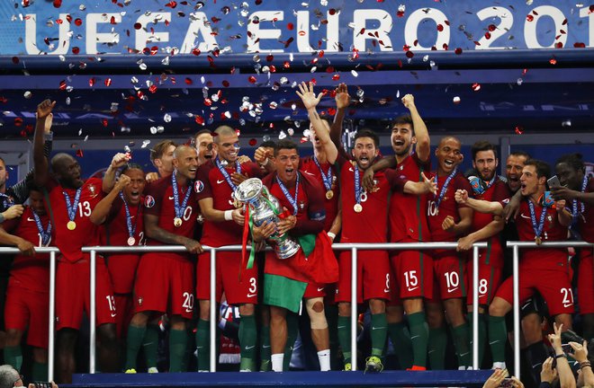 Portugalsko slavje v Parizu je bilo eno najbolj bolečih za Francoze, ki bodo jutri imeli priložnost za oddolžitev za poraz v finalu. FOTO: Kai Pfaffenbach/Reuters