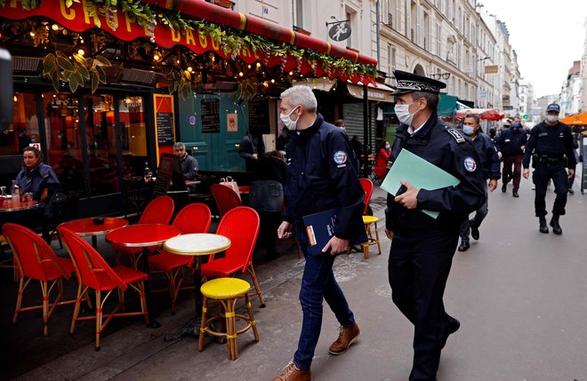 V Parizu so že zaprli bare in poostrili protokole v restavracijah. FOTO: Thomas Coex/Afp