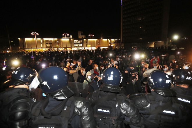 Kolesarski protest pred parlamentom proti vladi Janeza Janše. FOTO: Leon Vidic/Delo