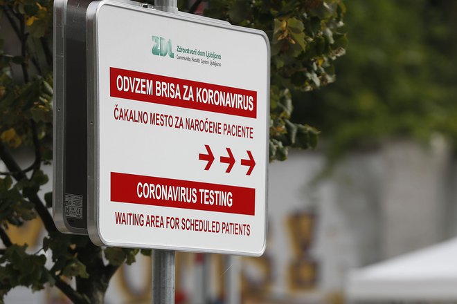 Za tako hud porast okužb z novim koronavirusom je vendarle odgovorna vlada. Foto Leon Vidic/Delo