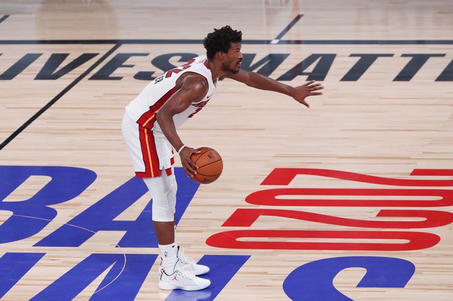 V odsotnosti Gorana Dragića je prvi mož Miamija Jimmy Butler v finalni seriji NBA prevzel še večje breme na svoj hrbet. FOTO: Sam Greenwood/AFP