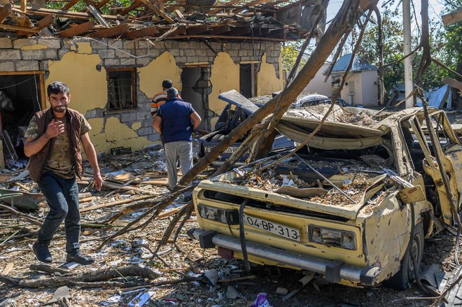 V spopadih med nekdanjima sovjetskim republikama zaradi Gorskega Karabaha, ki so znova izbruhnili pred skoraj dvema tednoma, je bilo ubitih več sto ljudi. FOTO: Bulent Kilic/AFP