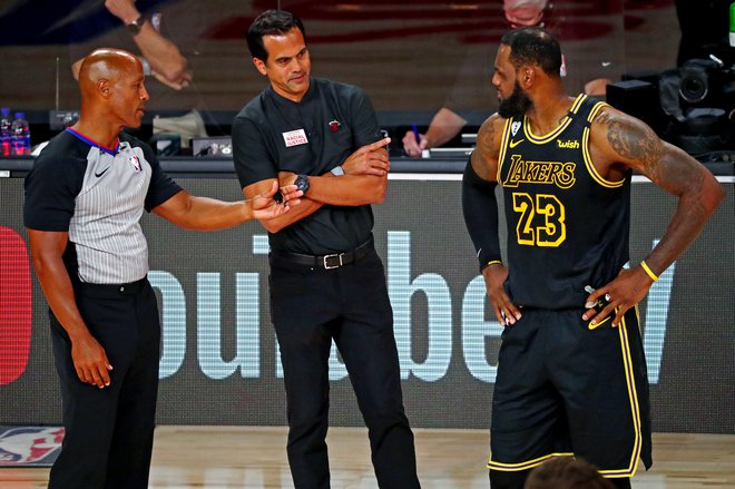 Trener Miamija Erik Spoelstra tudi nekoč svojemu varovancu, s katerim sta osvojila naslov prvaka NBA, LeBronu Jamesu ima kaj za povedati. FOTO: Kim Klement-USA TODAY Sports