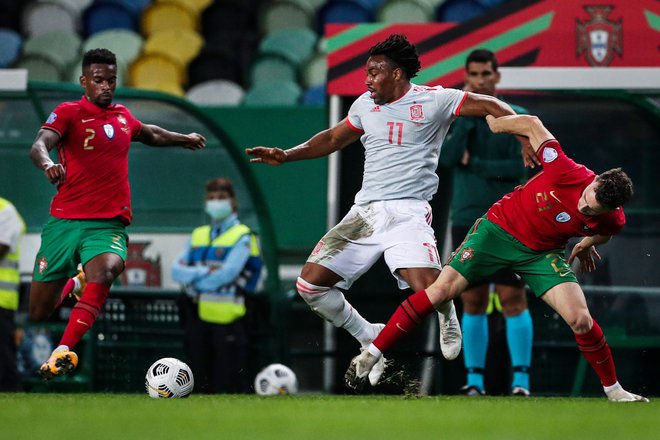 Pomlajena Španija, za katero je v Lizboni sredi tedna debitiral tudi Adama Traore (v sredini), bo v 3. krogu lige narodov gostila Švico. FOTO: Carlos Costa/AFP