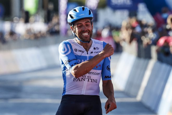 Alex Dowsett se je veselil etapne zmage. FOTO: Luca Bettini/AFP