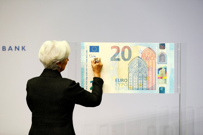 Christine Lagarde, predsednica ECB, je novi dvajsetevrski bankovec &raquo;podpisala&laquo; že lani, a ekspanzivna denarna politika &raquo;tiskarne evrov&laquo; se od takrat ni bistveno spremenila. FOTO: Ralph Orlowski/Reuters