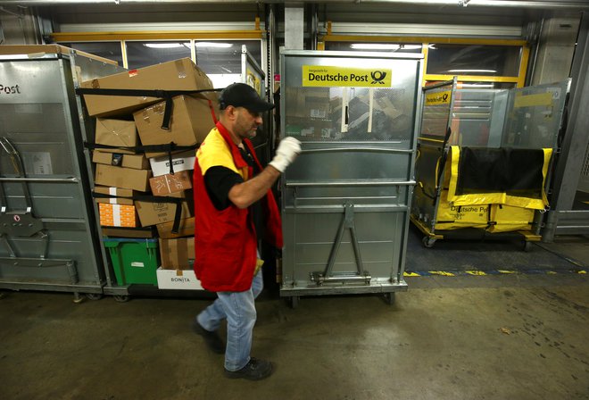 Dostava paketev prinese Deutsche Post večino prihodka.<br />
FOTO: Ralph Orlowski/Reuters