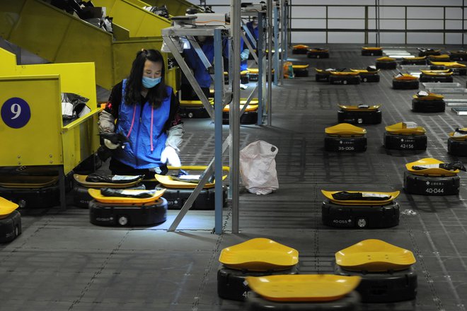 Nove zahteve pri upravljanju skladišč izpolnjujejo tudi avtomatizirana vozila. FOTO: China Stringer Network/Reuters