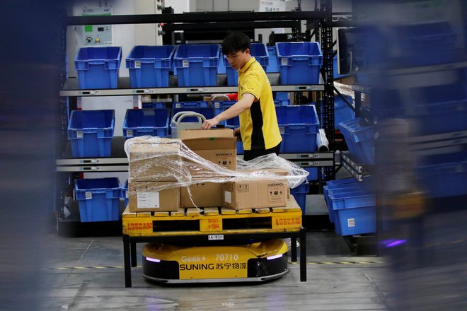 Avtonomna logistična vozila lahko &raquo;sodelujejo&laquo; tudi z ljudmi. FOTO: China Stringer Network/Reuters