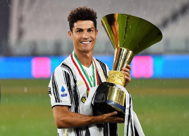 Prvi zvezdnik italijanskega nogometnega prvenstva Cristiano Ronaldo nima tekmeca niti na plačilnem igrišču, na katerem debelo prekaša vse druge zvezdnike serie A. FOTO: Massimo Pinca/Reuters