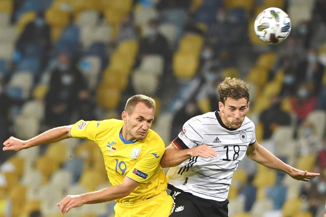 Ukrajinec Jevgen Makarenko v zračnem dvoboju ni bil kos Nemcu Leonu Goretzki (desno) in Ukrajina ni bila kos Nemčiji. FOTO: Sergej Supinskij/AFP