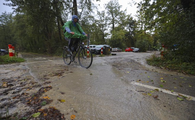 Na stezi med Kosezami in Rožno dolino so kolesarji tudi v slabem vremenu. FOTO: Jože Suhadolnik/Delo