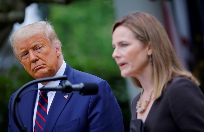 Mnogi prav predstavitvi Amy Coney Barrett konec septembra v Beli hiši pripisujejo krivdo za širjenje bolezni po najvišjih ustanovah ameriške vlade. Foto Carlos Barria/Reuters