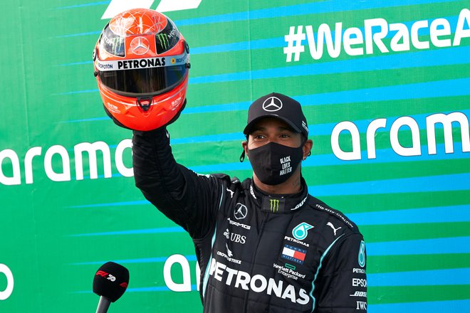 Lewis Hamilton se je nadvse razveselil čelade Michaela Schumacherja, ki mu jo je podaril sin legendarnega Nemca Mick Schumacher. FOTO: Reuters