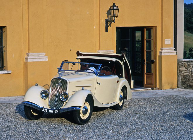 Eclipse iz leta 1934 je bil prvi avtomobil, ki je združil vožnjo pod odprtim nebom z zanesljivo, zložljivo kovinsko streho. FOTO: Peugeot