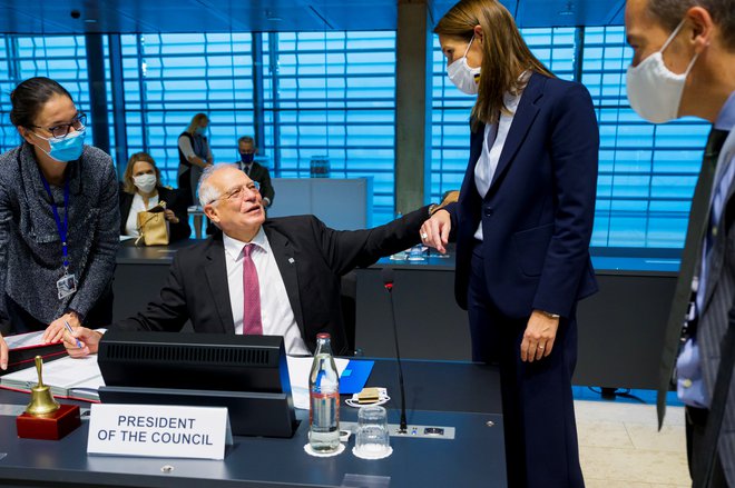 Visoki predstavnik EU za zunanjo politiko Josep Borrell je poudaril, da mora Unija kljub sprejetju sankcij proti Rusiji z njo še naprej sodelovati na področjih, na katerih imata skupne interese. FOTO: Jean-Christophe Verhaegen/Reuters