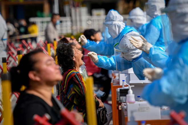 V Qingdau na vzhodu Kitajske od nedelje poteka množično testiranje prebivalstva. FOTO: AFP