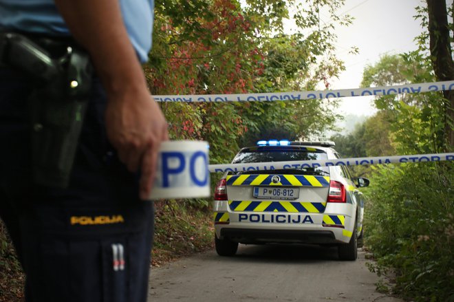 Po dejanju je osumljeni po telefonu poklical reševalce in dejal, da je babica sama padla. FOTO: Jure Eržen/Delo