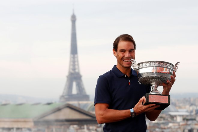 Rafael Nadal je v Parizu teniško velik kot Eifflov stolp. FOTO: Gonzalo Fuentes/Reuters