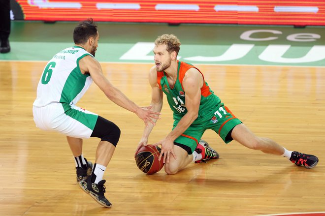 Jaka Blažič bo s soigralci storil vse, da se ne bi še enkrat znašli na kolenih. FOTO: Cedevita Olimpija