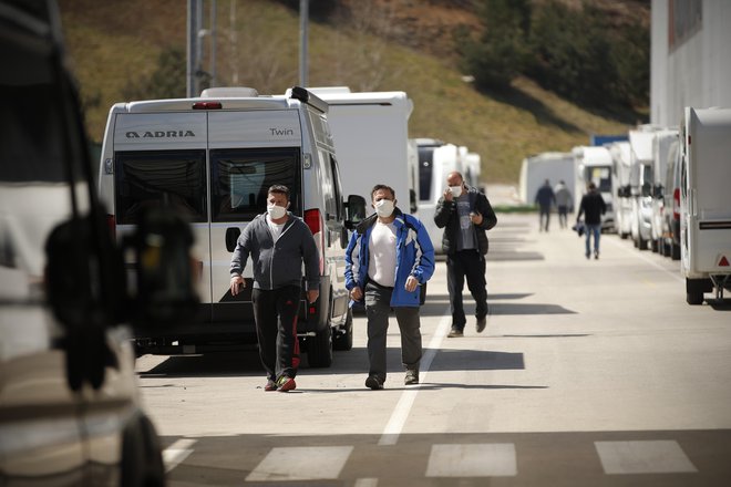 Realnost družbe in gospodarstva bo delovanje z omejitvami, mogoče lokalnimi karantenami ter ponovno selitvijo dejavnosti na splet. FOTO: Jure Eržen/Delo