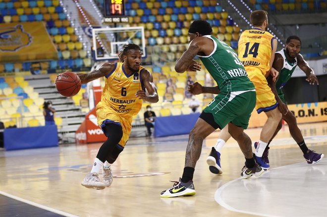 Branilec Andrew Albicy (z žogo) in krilo John Shurna (desno) sta izkušena aduta Gran Canarie. FOTO: EuroCup