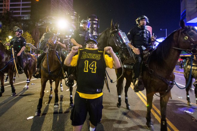 Pred Staples Centrom so se spopadli policisti in navijači. FOTO: Ringo Chiu/Reuters