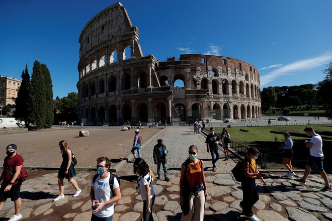 Italijanska vlada državljanom svetuje, naj se ne družijo z več kot šestimi osebami, ki niso del njihovega gospodinjstva. FOTO: Guglielmo Mangiapane/Reuters