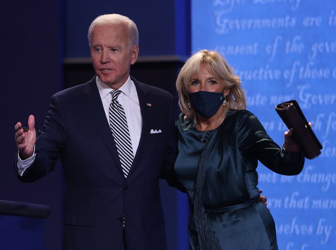 Ob morebitni zmagi demokratskega predsedniškega kandidata Joeja Bidna že zaradi njegove visoke starosti ženi Jill pripisujejo pomembno vlogo v prihodnji demokratski administraciji. FOTO: Scott Olson/AFP