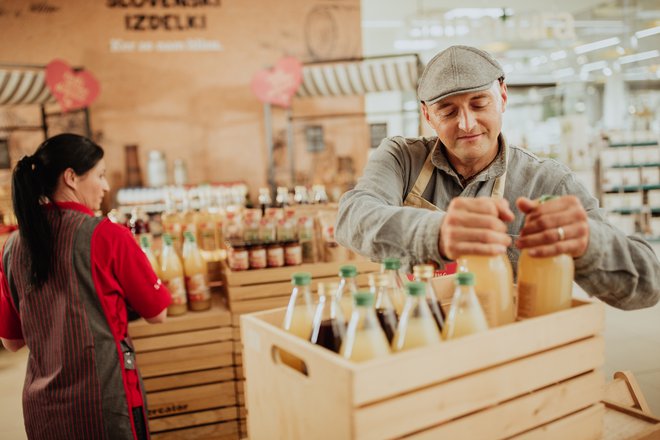 S stalno ponudbo domačih izdelkov nove linije Radi imamo domače želijo v Mercatorju večati moč skupne blagovne znamke, predvsem pa doseči kupce, ki imajo najraje domače. FOTO: Mercator