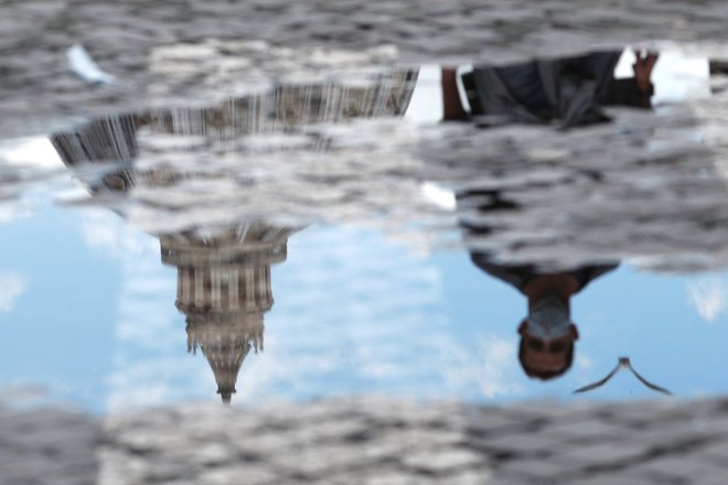 Tudi v Italiji so zdravstvene službe ugotovile, da se okužbe večinoma prenašajo v krogu sorodnikov in prijateljev. FOTO: Guglielmo Mangiapane/Reuters