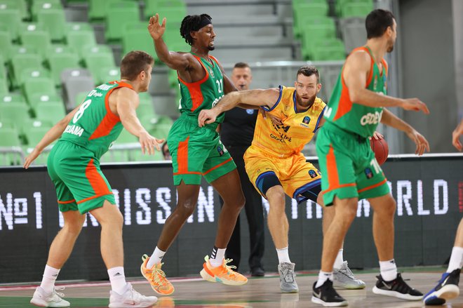 Jarrod Jones (drugi z leve) se je izkazal tako v napadu kot v obrambi. FOTO: Cedevita Olimpija