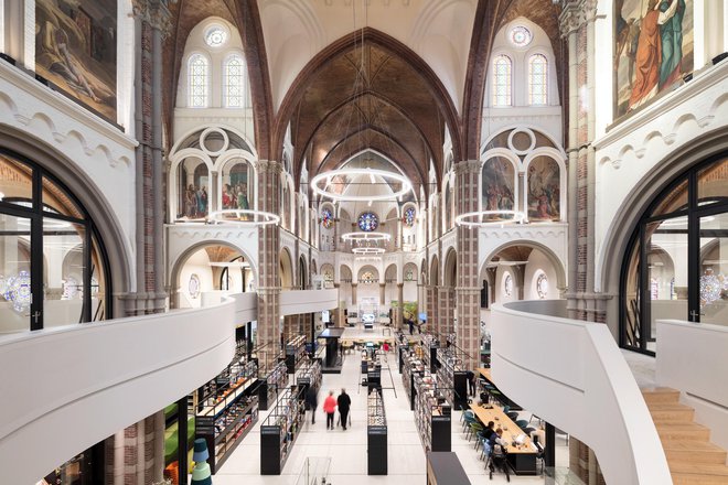 Pragmatični Nizozemci so nekdanjo cerkev v Vughtu poleg knjižne ponudbe opremili še s privlačno kavarno, klubskimi prostori in predavalnico &ndash; in po preobrazbi je izvrstno zaživela. FOTO: Stijn Poelstra