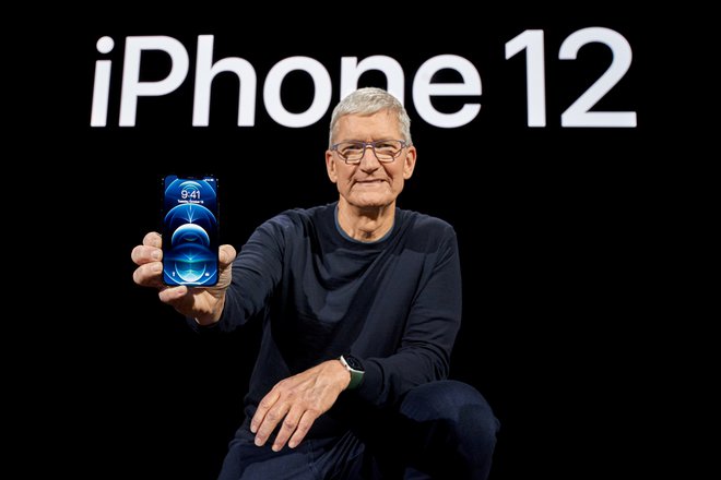 Tim Cook z novim&nbsp;iPhone 12 Pro FOTO: Brooks Kraft/Apple/Reuters