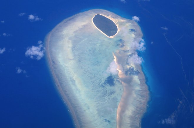 Veliki koralni greben&nbsp;je tvorba ob&nbsp;avstralski&nbsp;obali, ki jo sestavlja okoli 2800 manjših ločenih&nbsp;podmorskih&nbsp;koralnih grebenov in okoli 600&nbsp;koralnih&nbsp;otokov. FOTO: Reuters<br />
&nbsp;