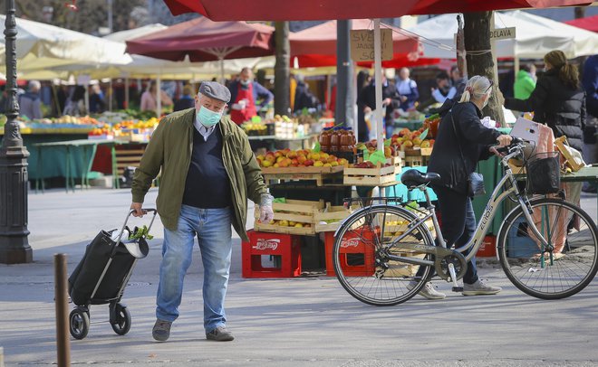 Pristojni še vedno opozarjajo, da za zaščito pred koronavirusom največ lahko naredimo sami. Maske, dosledna higiena rok in socialna distanca so ključ do uspeha. FOTO: Jože Suhadolnik/Delo